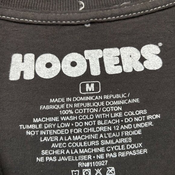 Hooters “Since 1983” Graphic T-Shirt Size Medium - Picture 4 of 5